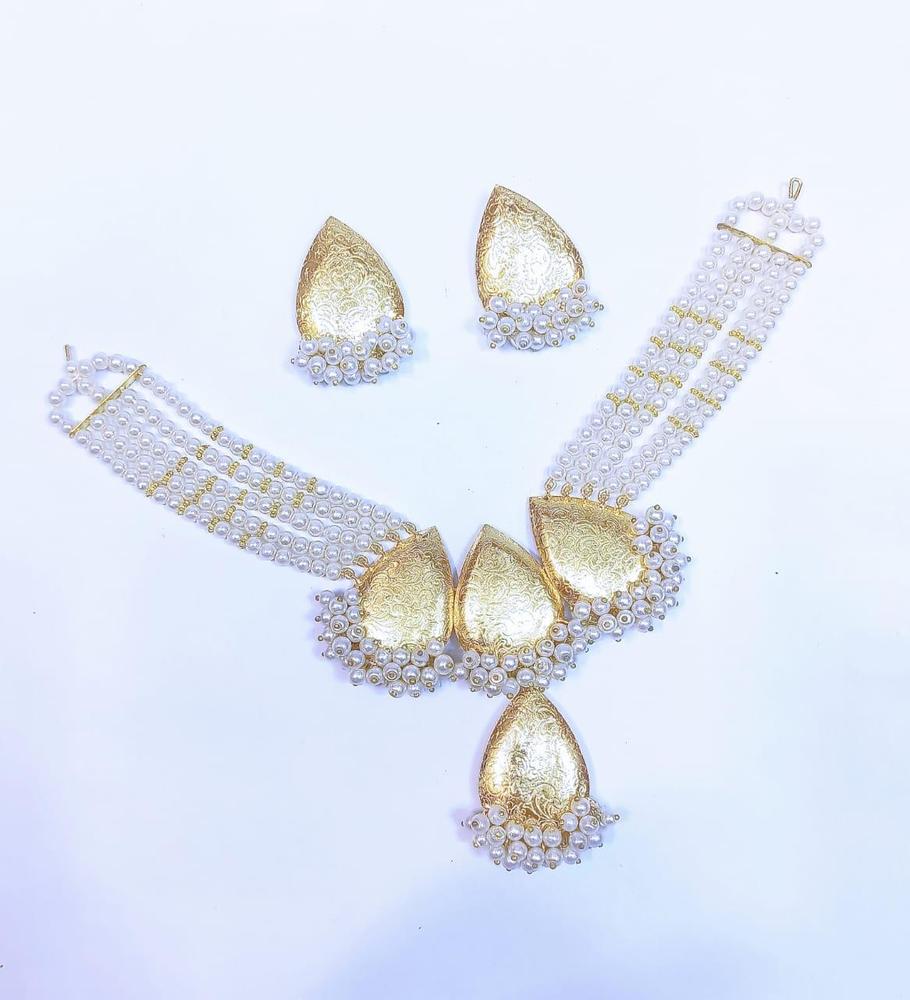 Elegant choker with bindiya Earrings