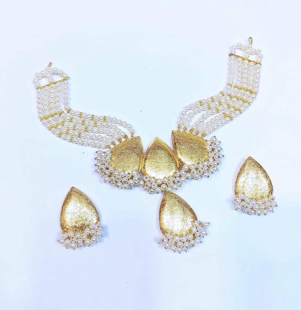 Elegant choker with bindiya Earrings